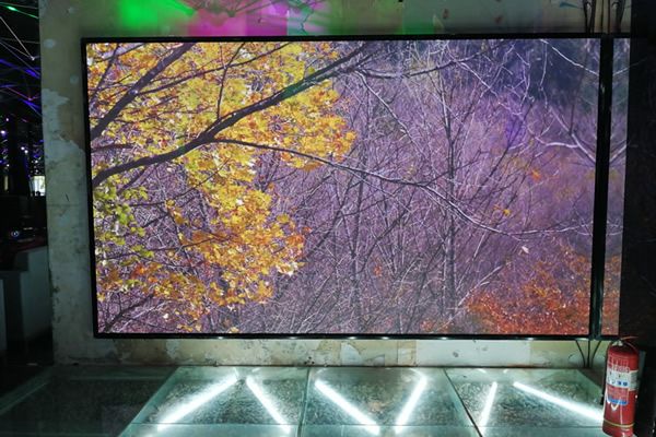 酒吧大屏使用LED顯示屏好，還是液晶拼接屏好？