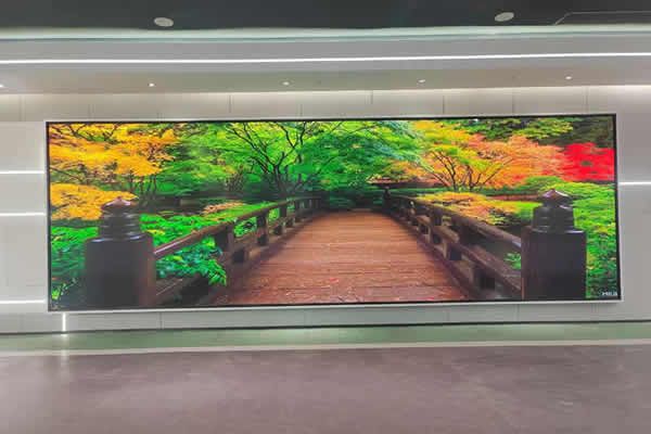 電視臺直播間的主播背景墻大屏是什么，用那種好？