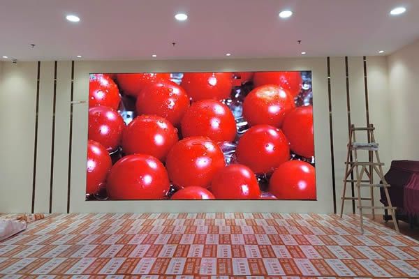 P1.53 LED 最佳觀看距離的深度解析：從理論計(jì)算到場景應(yīng)用